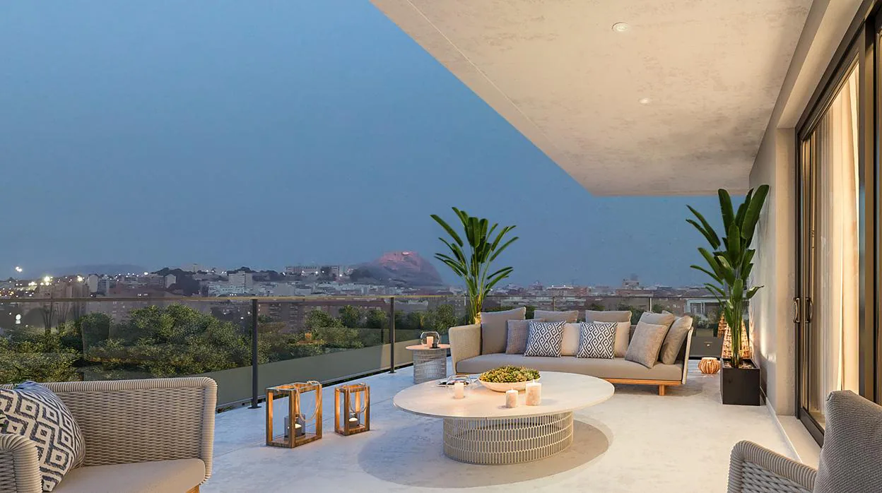 Terraza de una de las viviendas, con vistas panorámicas de la ciudad de Alicante