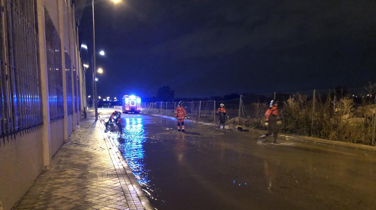 Los bomberos de Fuenlabrada, controlando el estado de una vía en la localidad