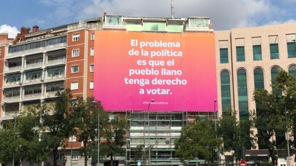 Cartel gigante en un edificio de la Castellana en Madrid