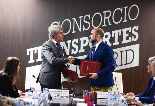 El consejero Garrido y el alcalde de Colmenar, Jorge García Díaz, tras firmar el convenio para el primer estacionamiento de la red AparcaT