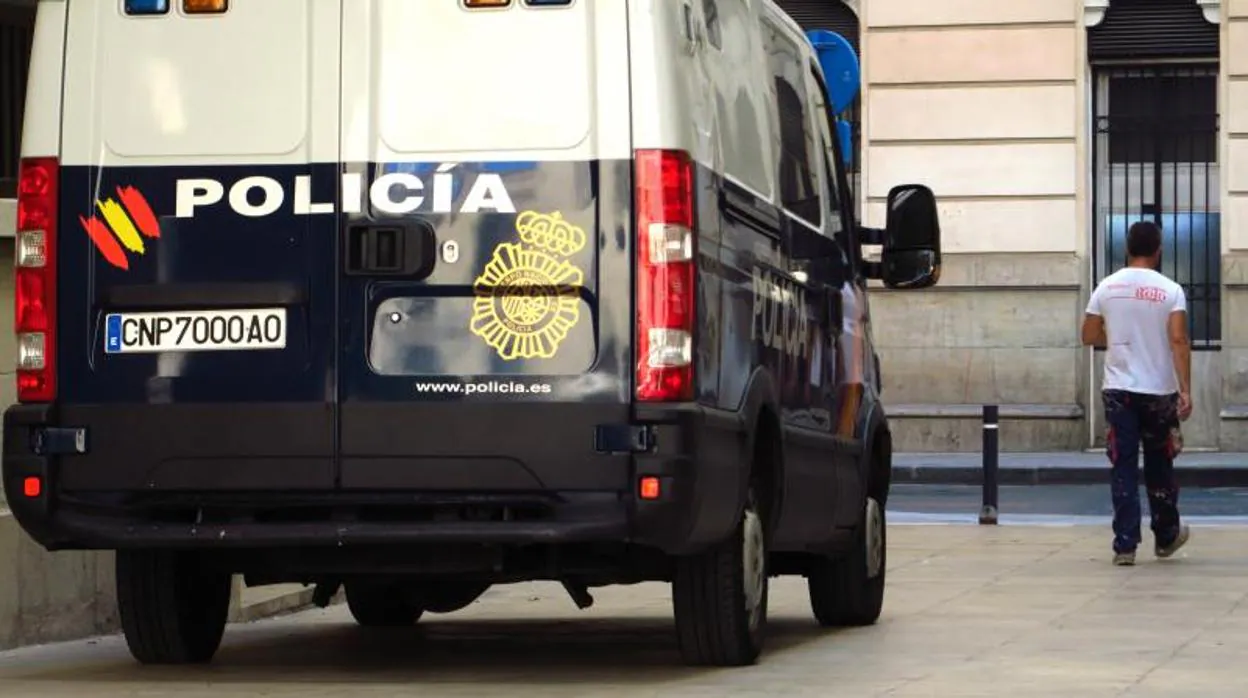 Un vehículo de la Policía Nacional en Alicante