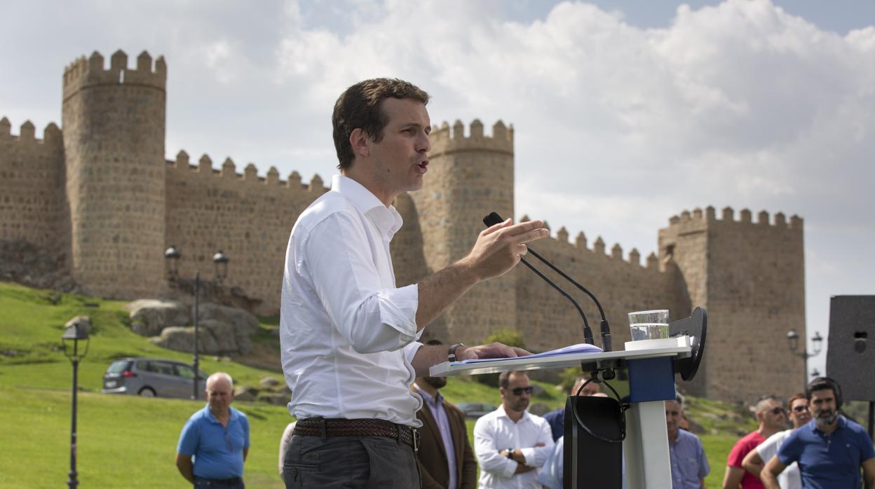 Imagen de archivo de un acto de Pablo Casado frente a la muralla de Ávila