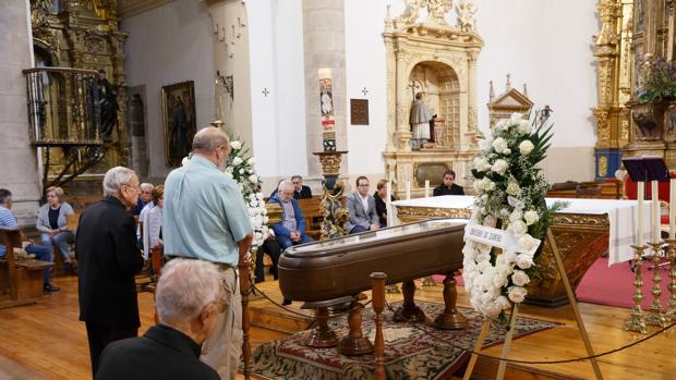 Cientos de personas velan al obispo de Zamora antes del «sencillo» funeral