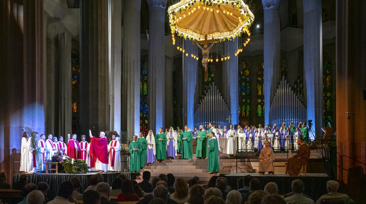 La Sagrada Familia de Barcelona acogió este domingo la representación íntegra del «Misterio de la Selva»
