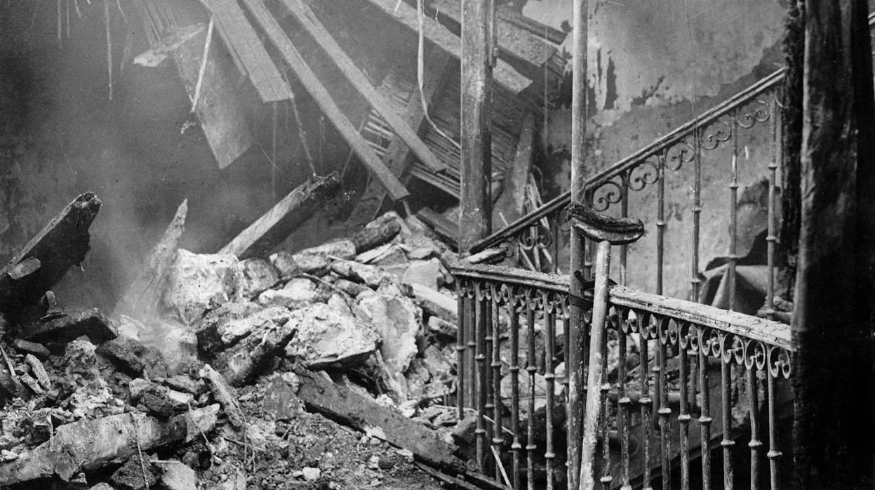 Aspecto de la «escalera trágica» del Teatro Novedades, en la que murieron decenas de personas la noche del 23 de septiembre de 1928