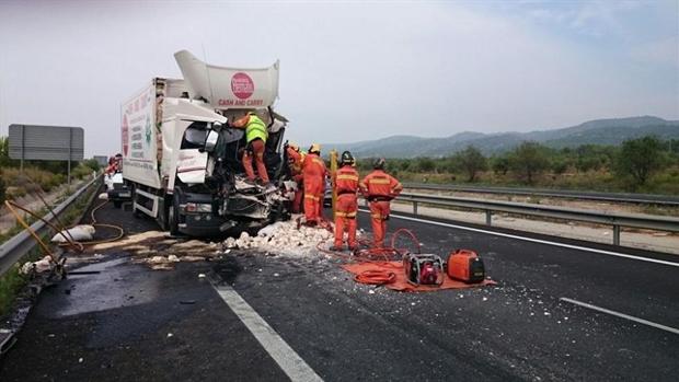 Muere un conductor en una colisión entre dos camiones en Moixent