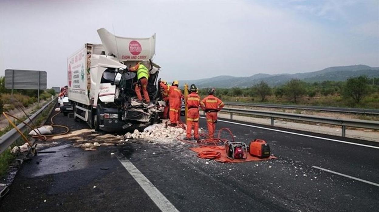 Bomberos del Consorci Provincial de Valencia en un accidente de camión