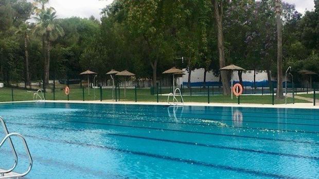 Dos detenidos por falsear analíticas del agua en piscinas públicas que revisaban la legionela