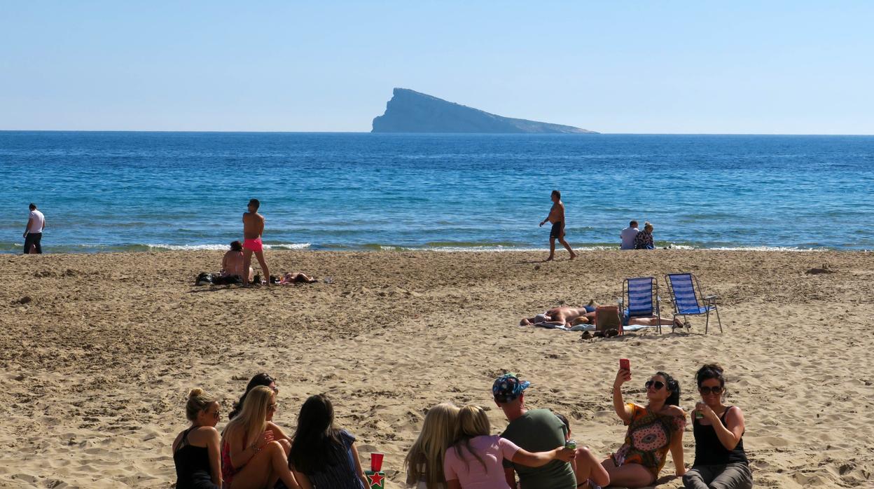 Imagen de archivo de un grupo de jóvenes en la playa de Levante de Benidorm