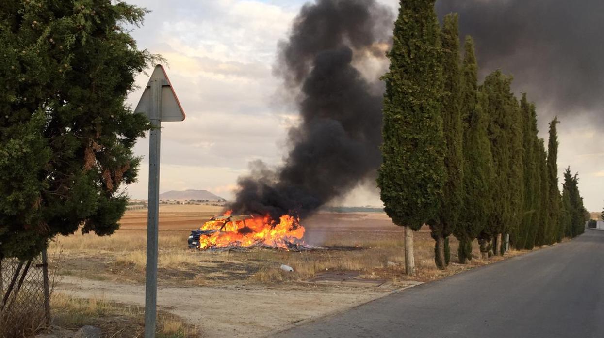 Vehículo de los ladrones que fue prendido fuego cerca del cementerio