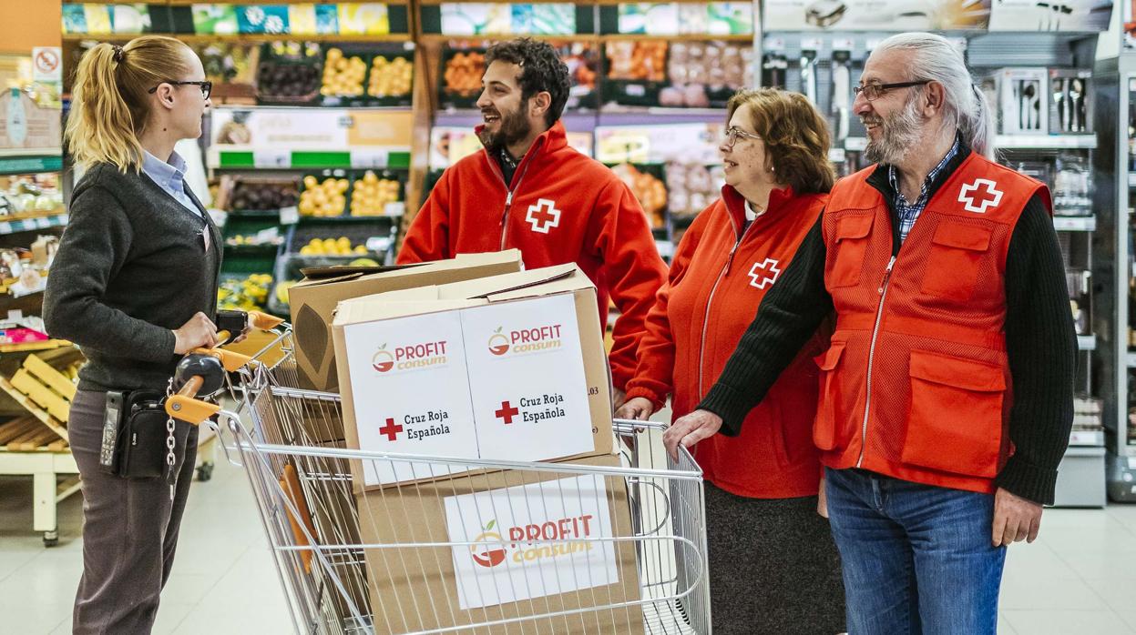 Imagen de una entrega de alimentos en un supermercado Consum