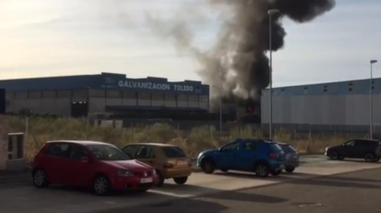 Desalojan a cincuenta trabajadores por un incendio en una nave del Polígono