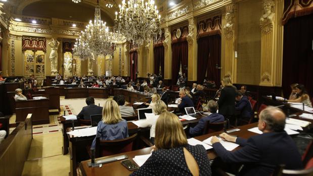 El Parlamento balear condena que sonase el «Cara al sol» en la Plaza de Toros de Palma