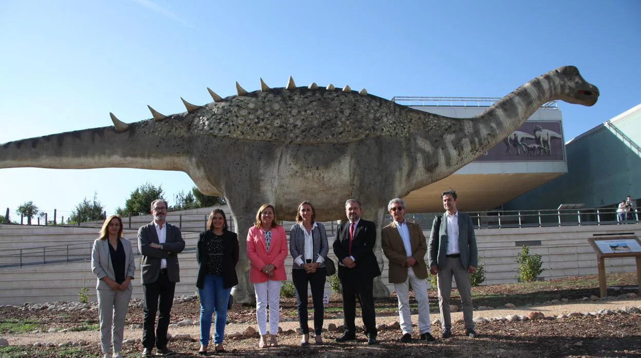 Visita de las autoridades al Museo Paleontológico, con el Titanosaurio a sus espaldas
