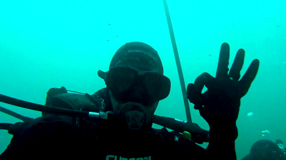 La extracción del vino submarino en el Mediterráneo en la costa de Alicante