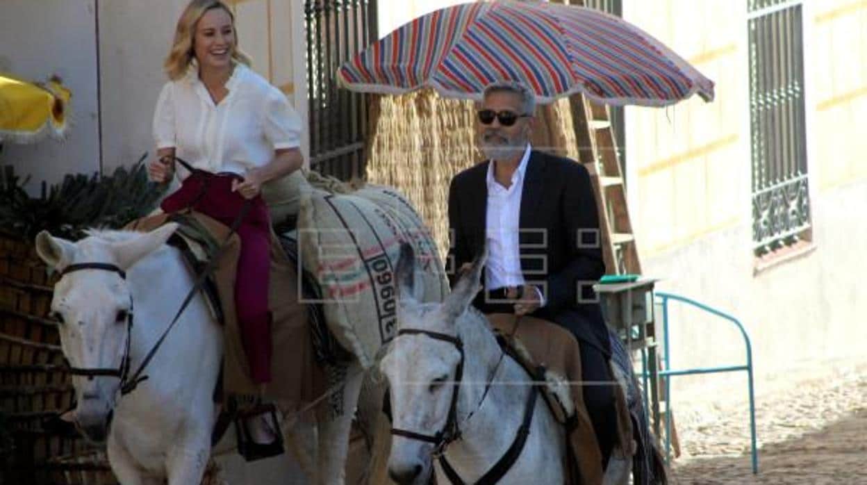 El actor George Clooney y la actriz Brie Larson, en burro por Navalcarnero