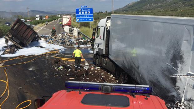Choque mortal entre tres camiones, un todoterreno y una moto en la AP-7