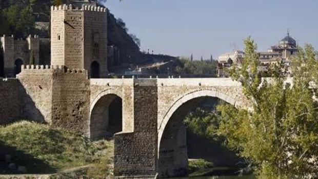 Tolón crea una Escuela de Empleo que arrancará con las obras del torreón del puente de Alcántara