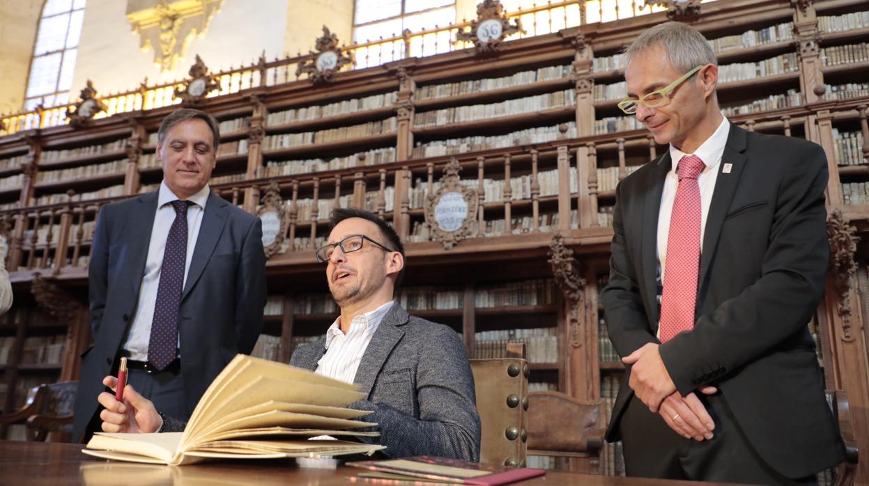 Amenábar, flanqueado por el alcalde y el rector, en la biblioteca de la USAL donde rodó parte de la película