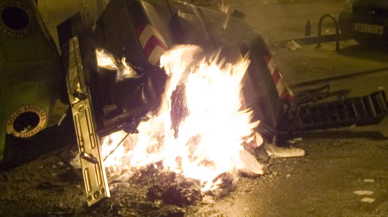 Imagen de archivo de un contenedor de basura ardiendo en una calle de Zaragoza