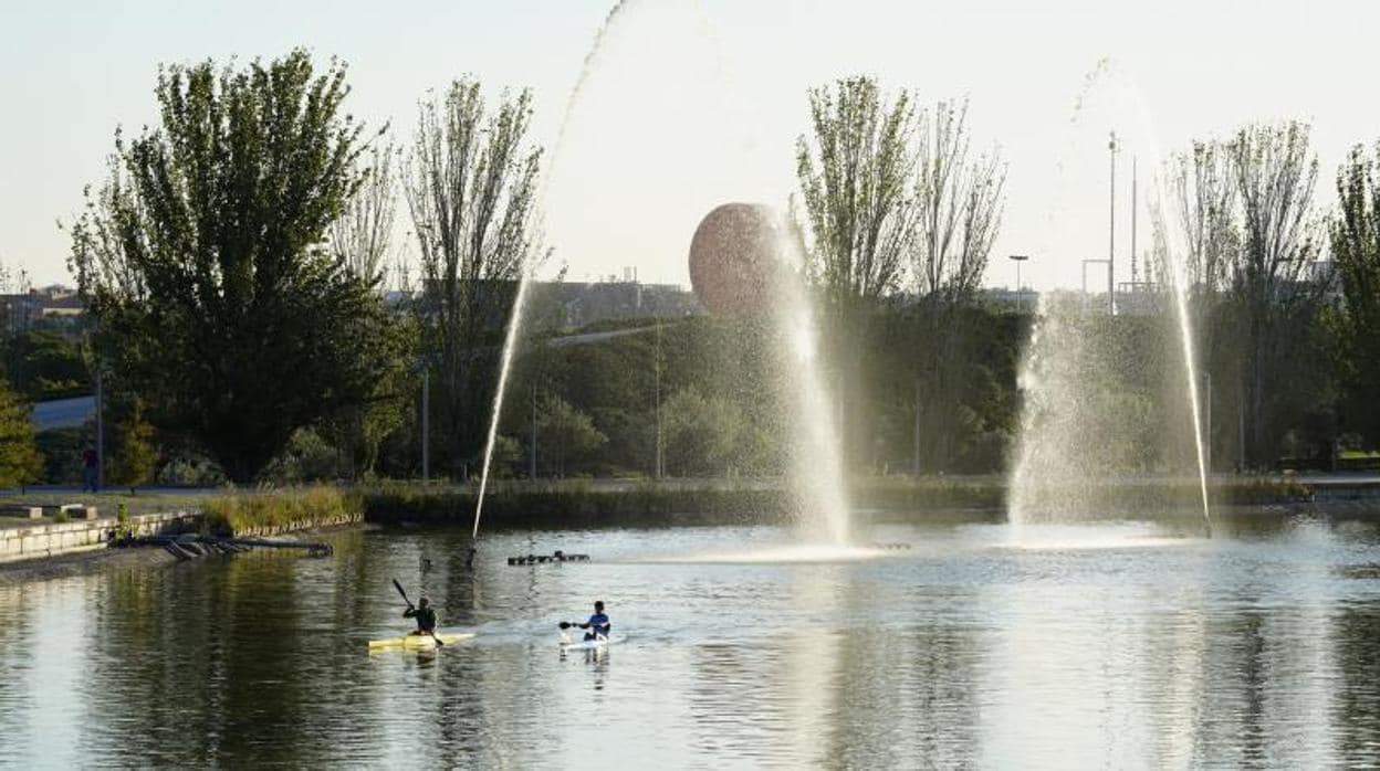 Los piragüistas, ayer, en el estanque del parque Juan Carlos I