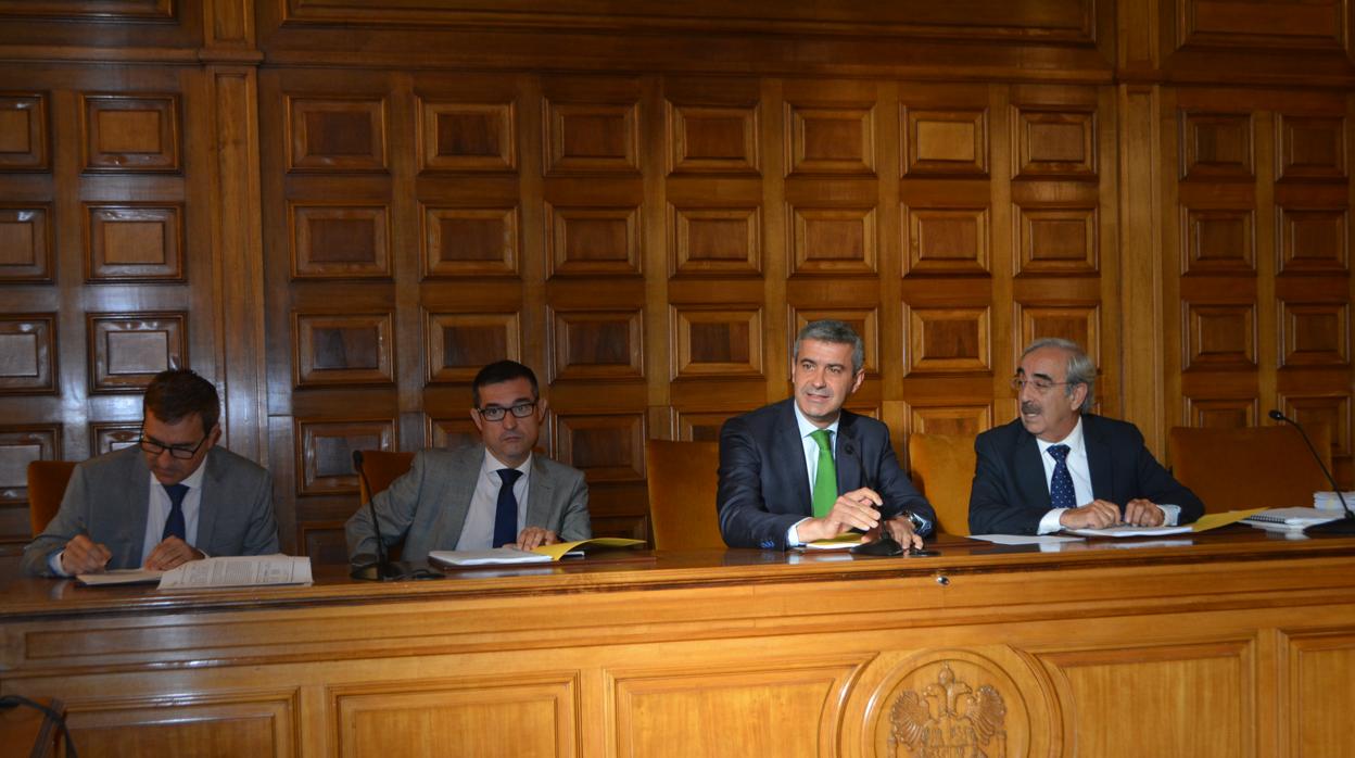 Álvaro Gutiérrez y el vicepresidente Fernando Muñoz, este viernes durante el pleno