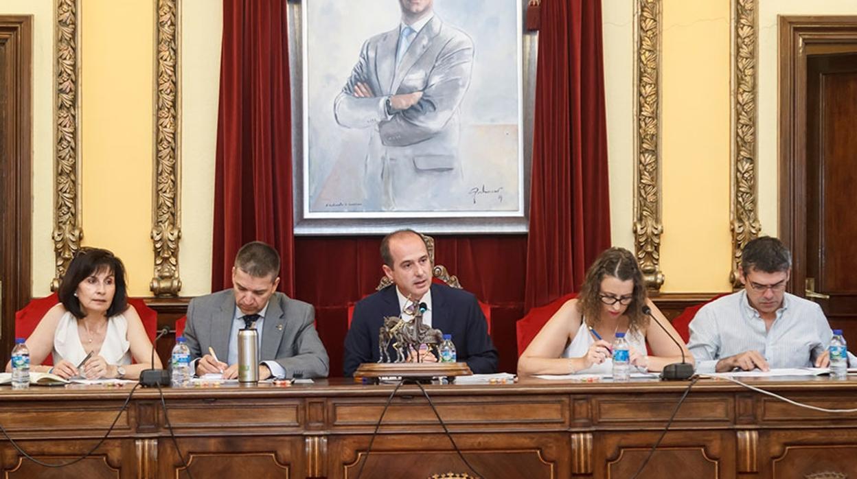 El alcalde de Guadalajara, Alberto Rojo, durante un pleno municipal