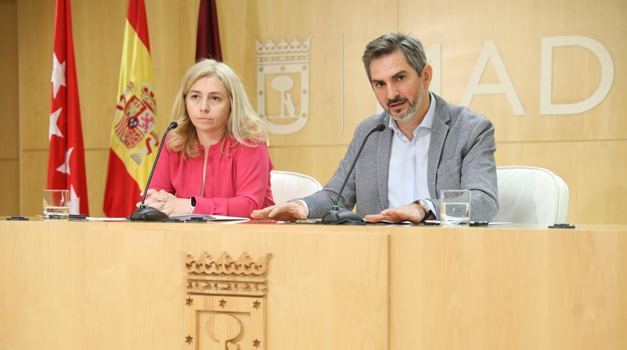 La portavoz del gobierno municipal, Inmaculada Sanz, y el delegado de Familias, Igualdad y Bienestar Social, Pepe Aniorte, ayer, en la sala de prensa