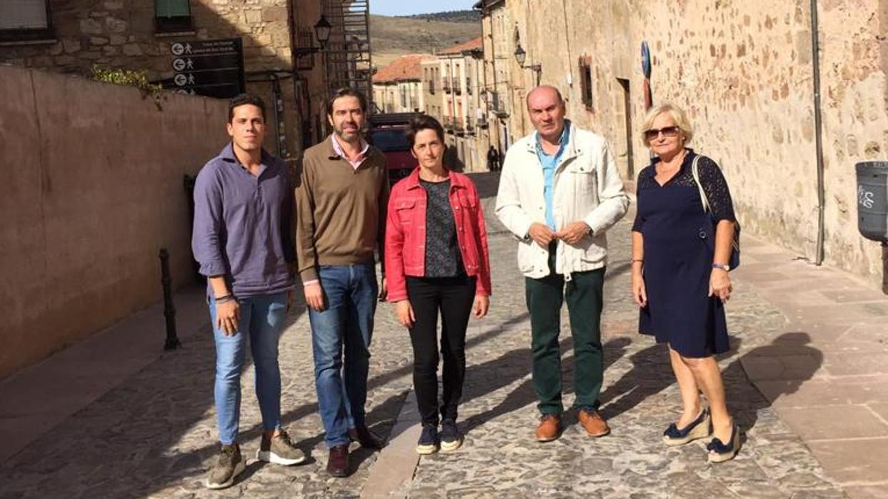 Los diputados del PP en una de las calles de Sigüenza