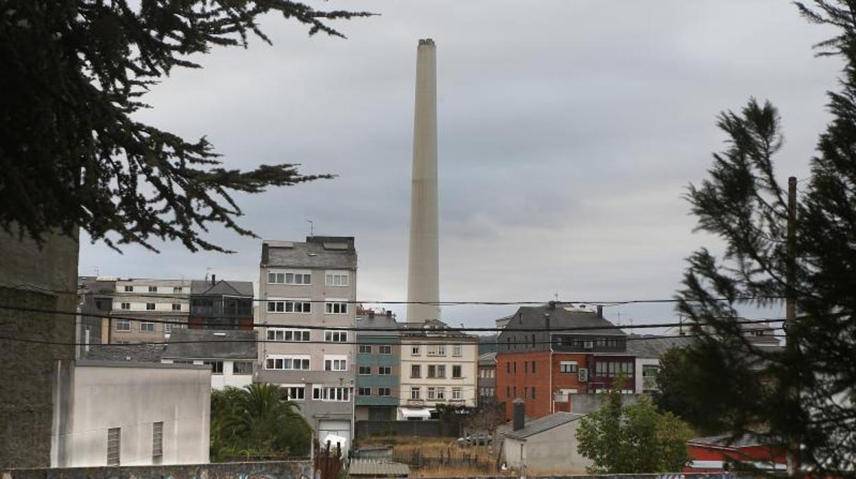 La chimenea de la central térmica desde una de las calles de As Pontes