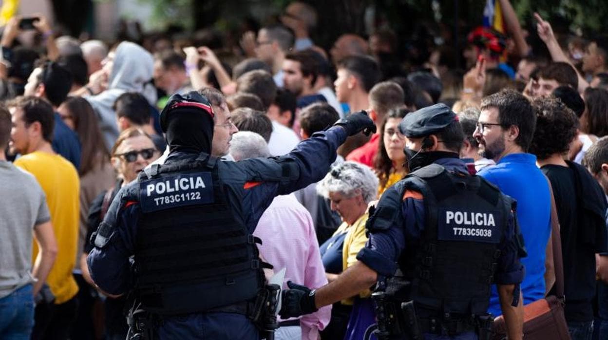 Una pareja de agentes de los Mossos, en una manifstación reciente en Barcelona