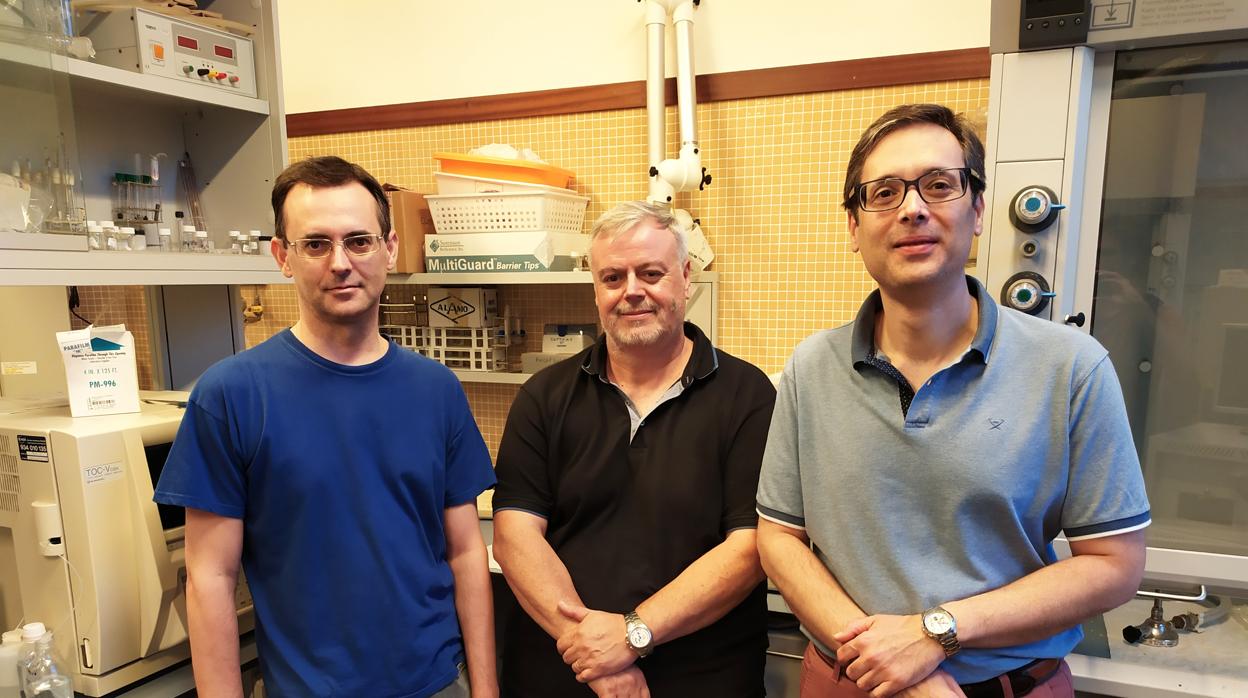 Los investigadores Javier Fernández, Francisco Cases y José Antonio Bonastre, en su laboratorio de la Universitat Politècnica de València (UPV) en Alcoy