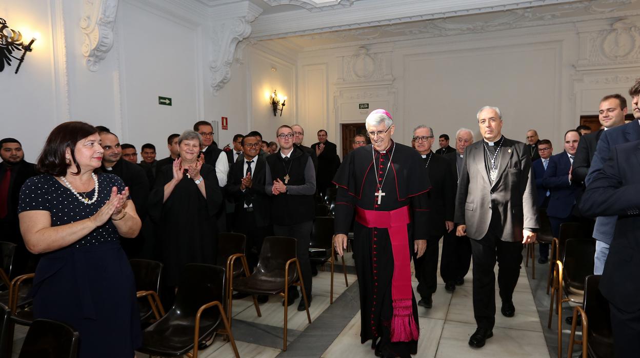 Monseñor Rodríguez hace su entrada este lunes en el salón de actos