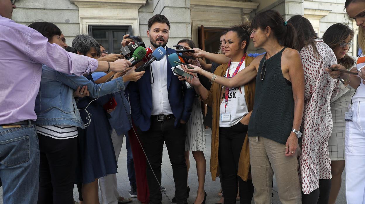 El portavoz de ERC en el Congreso, Gabriel Rufián, atiende a los medios el pasado martes en el Congreso