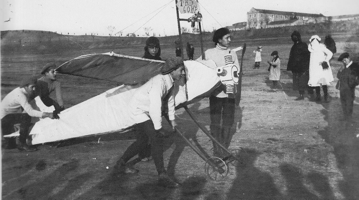 Comparsa de Carnaval en el Polígono de Tiro. Foto Rodriguez (Archivo Histórico Provincial de Toledo)