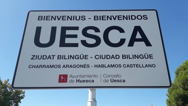 Huesca deja de ser «ziudat bilingüe»: retirados los carteles en fabla que plantaron las izquierdas