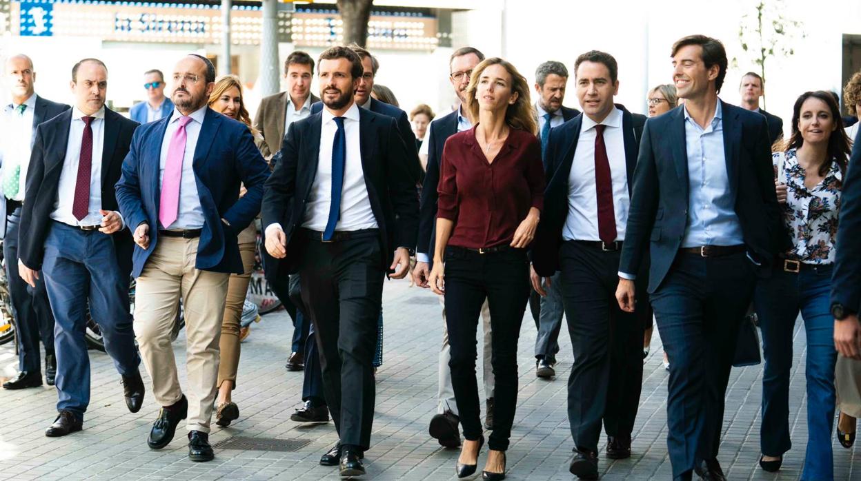 Pablo Casado entre Alejandro Fernández y Cayetana Álvarez de Toledo, el lunes en Barcelona