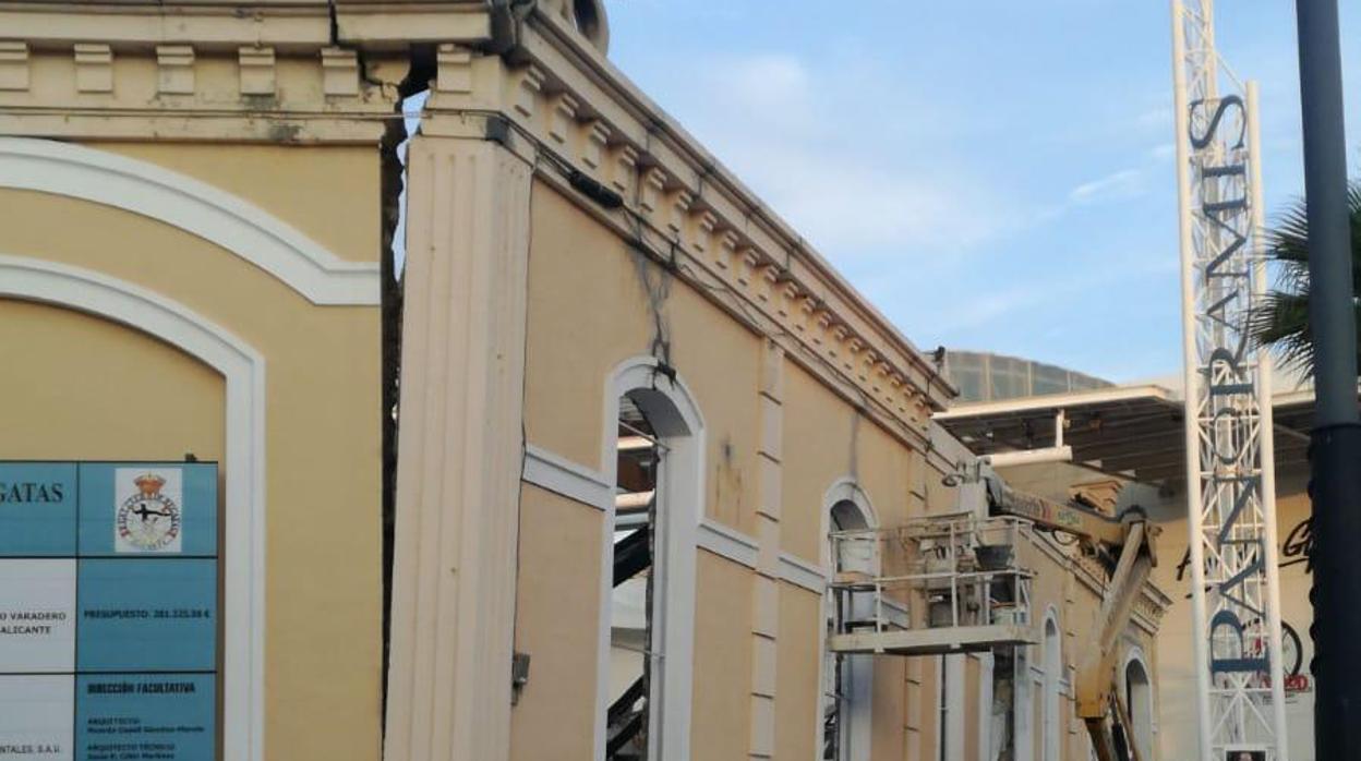 La fachada desprendida del Club de Regatas de Alicante, tras el derrumbe parcial