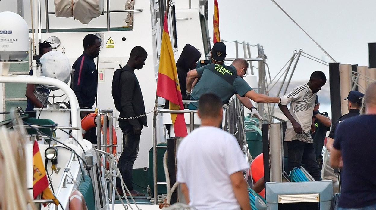 Llegada al puerto de Almería de varios inmigrantes que viajaban en una patera, en julio