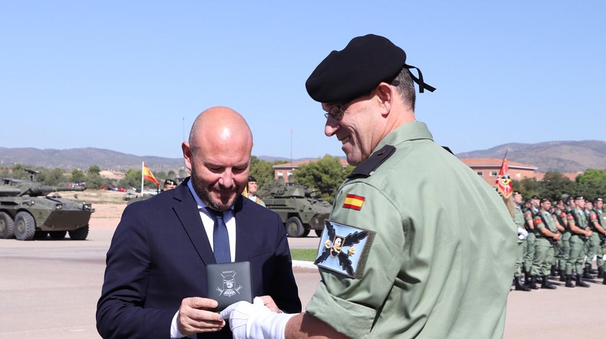 Imagen de la entrega de la medalla conmemorativa a Toni Gaspar