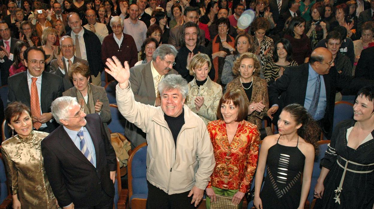 El director manchego Pedro Almodóvar junto al expresidente José María Barreda durante la presentación Mundial de su película “Volver”, celebrada en Puertollano en 2006.