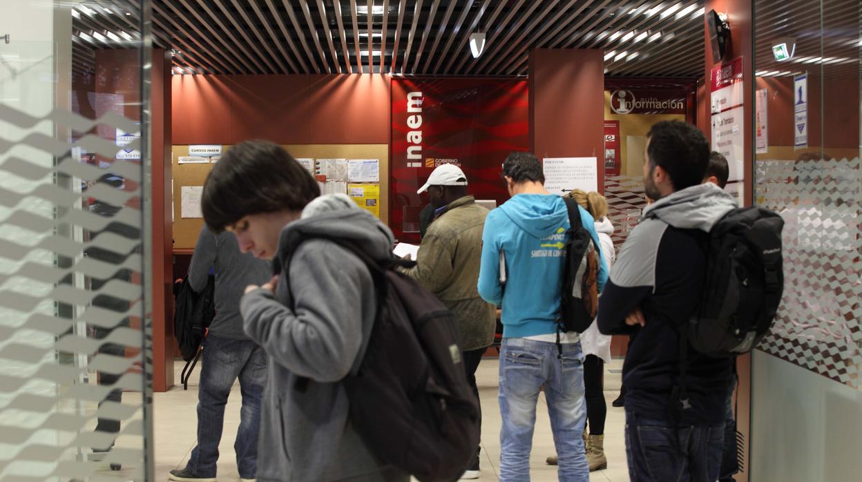 Parados esperando turno en una oficina del Inaem