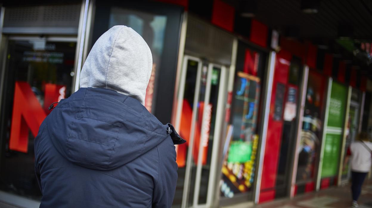 Un joven, frente a una casa de apuestas en Ciudad Lineal