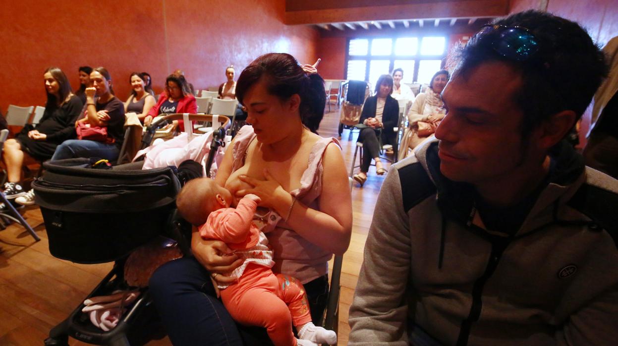 Una madre amamanta a su bebé durante la jornada sobre lactancia materna que se celebra en Ponferrada