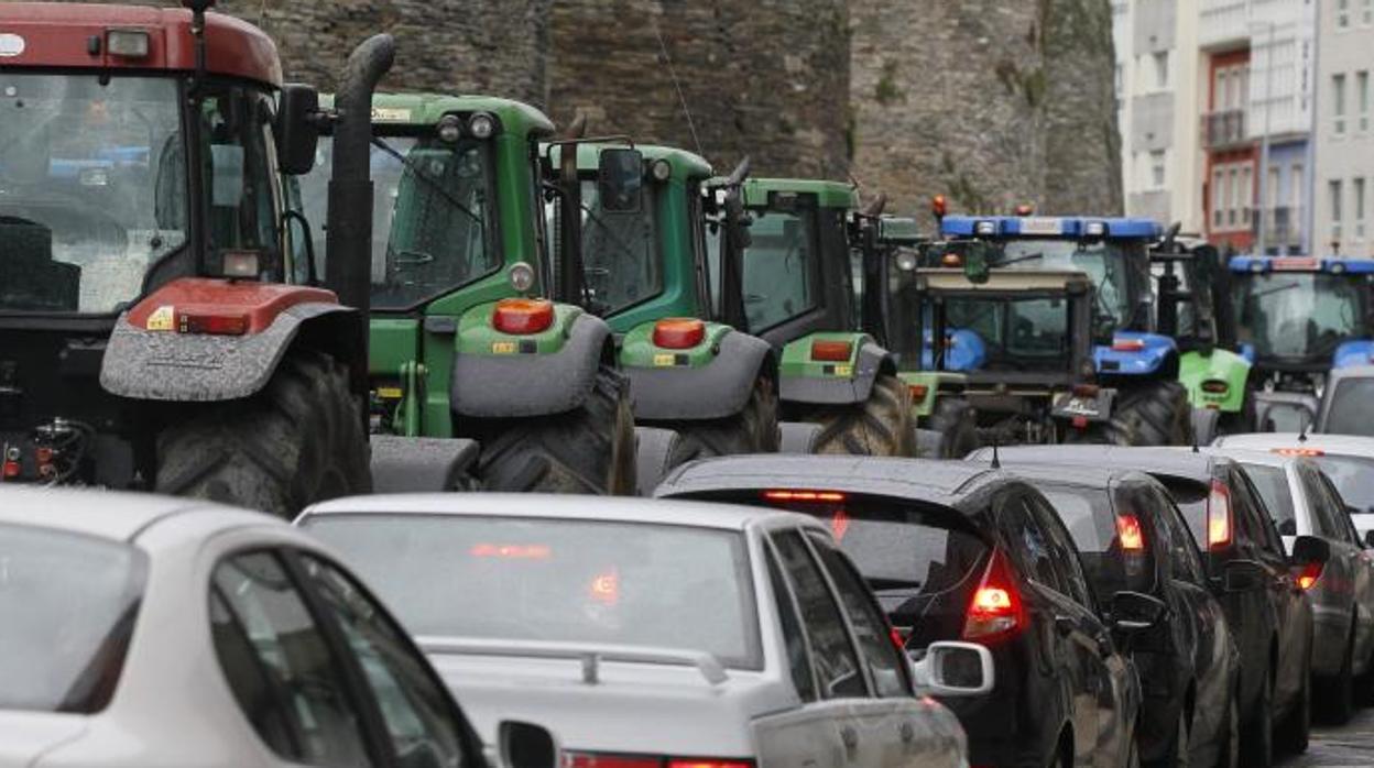 El tráfico, en Lugo, congestionado por una tractorada