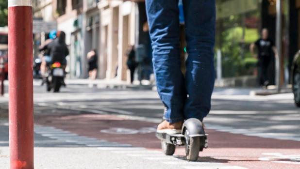 Barcelona quiere que los patinetes eléctricos tengan matrícula y seguro