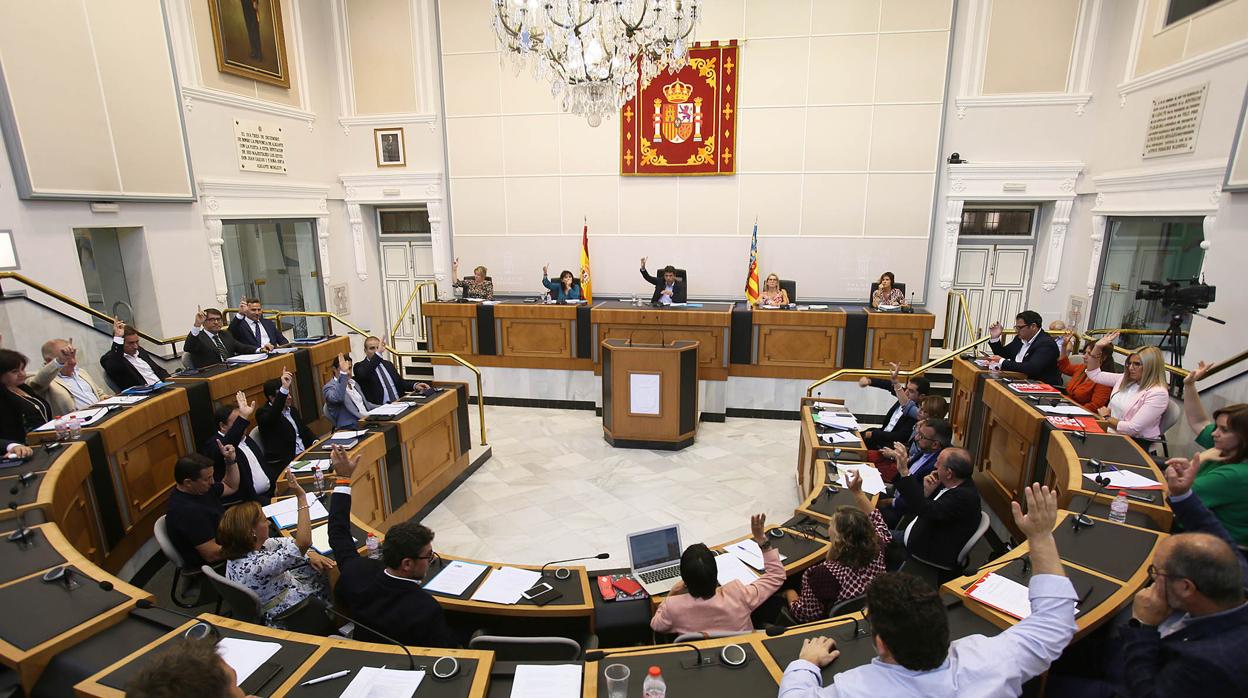 Votación en la sesión plenaria de este miércoles en la Diputación de Alicante