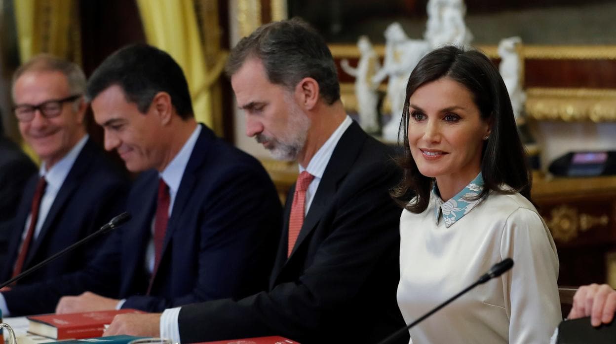 Los Reyes, acompañados por el presidente del Gobierno en funciones, Pedro Sánchez