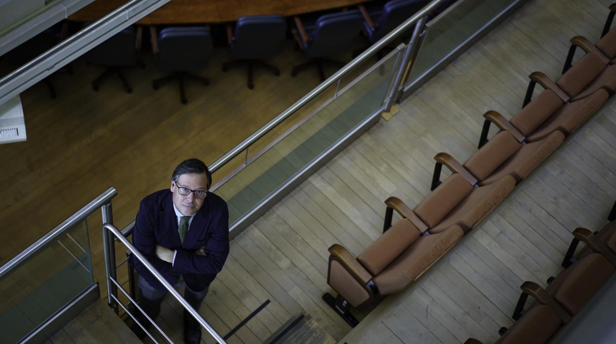 Alfonso Serrano, portavoz del PP en la Asamblea de Madrid, en la tribuna del hemiciclo