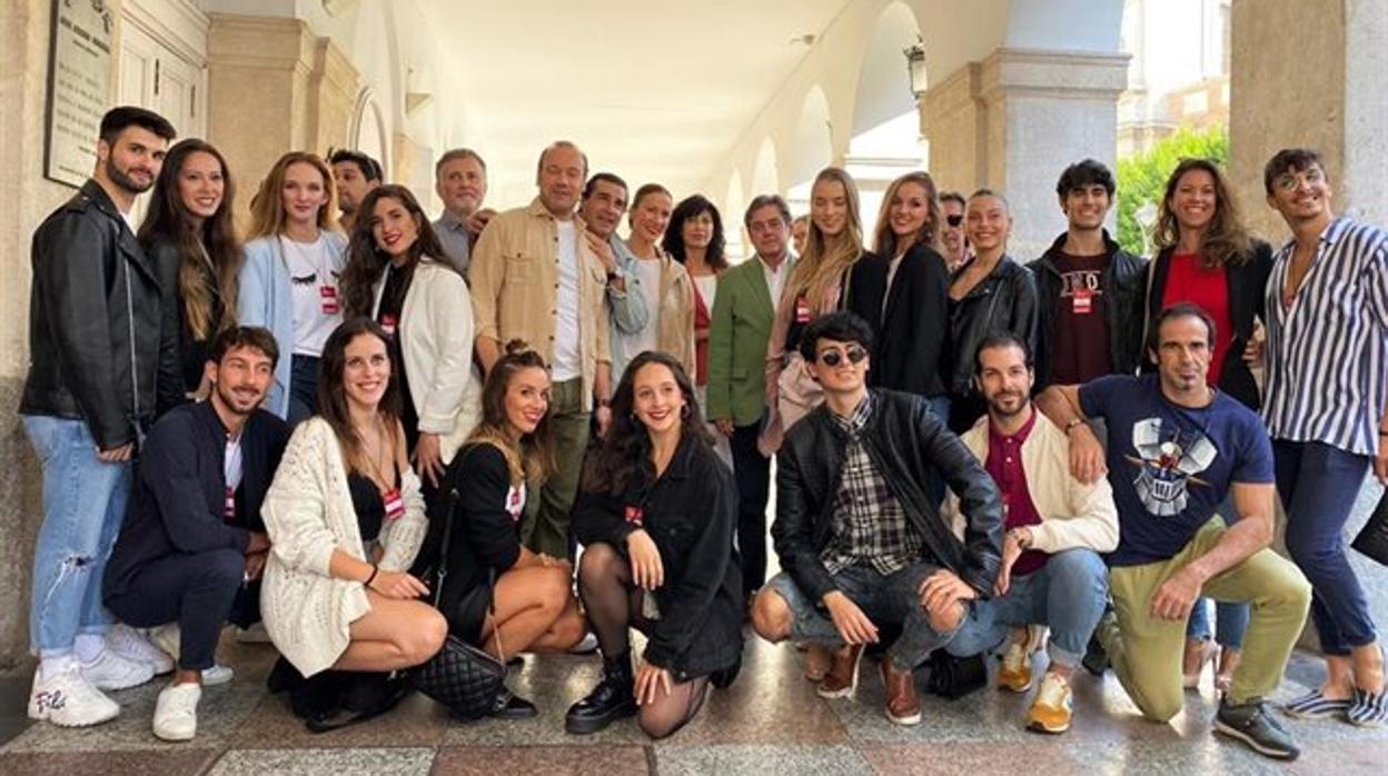 Bailarines de la Compañía de Antonio Márquez posan a la entrada del Calderón junto al maestro, la concejala y Viteri antes de la rueda de prensa